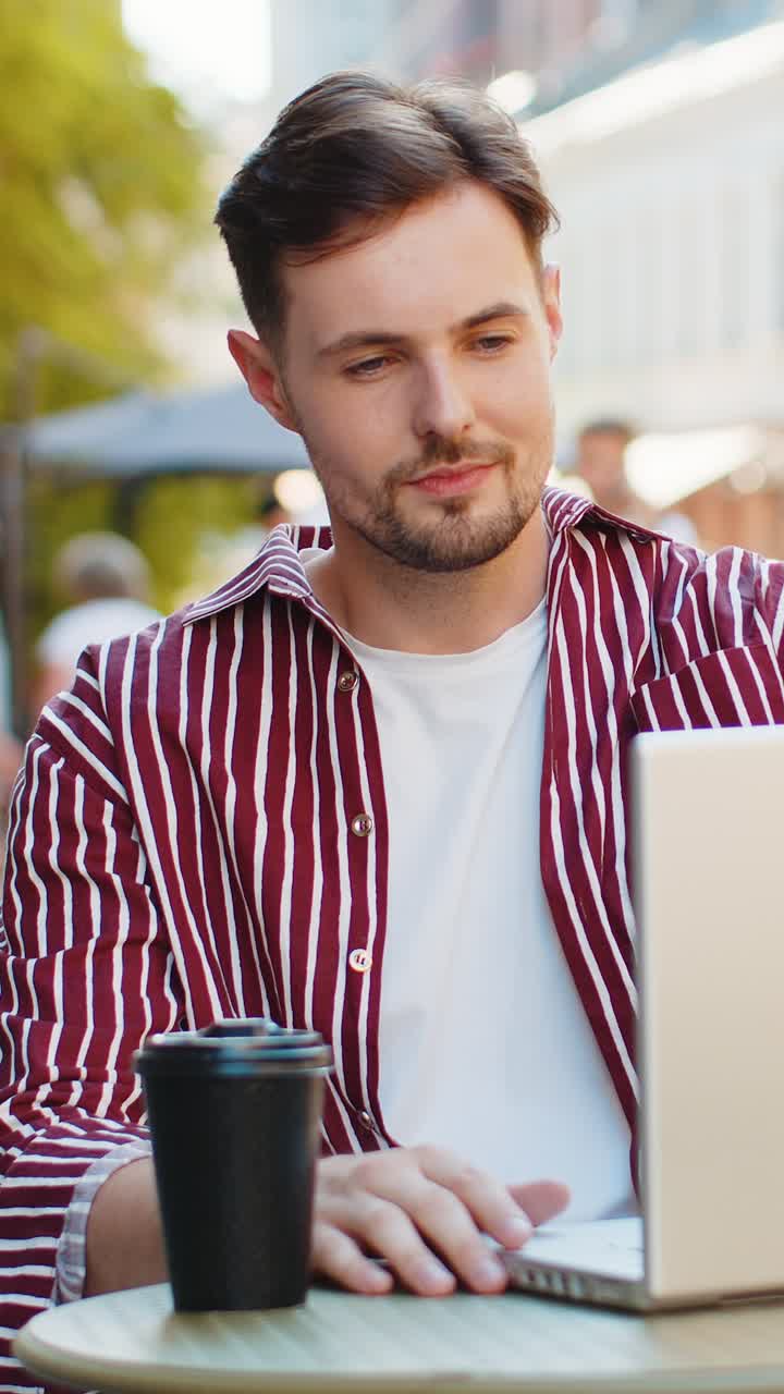 Uomo adulto che lavora online lavoro remoto con laptop in città caffè ristorante navigazione sul sito web chat