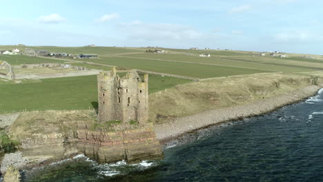 Aufsteigende-Luftaufnahme,-Die-Sich-An-Einem-Sonnigen-Tag-Von-Einem-Niedrigen-In-Einen-Hohen-Winkel-Von-Keiss-Castle-In-Caithness,-Schottland,-Bewegt