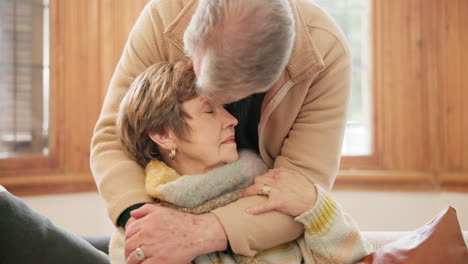 casa, abrazo y pareja de último año con amor