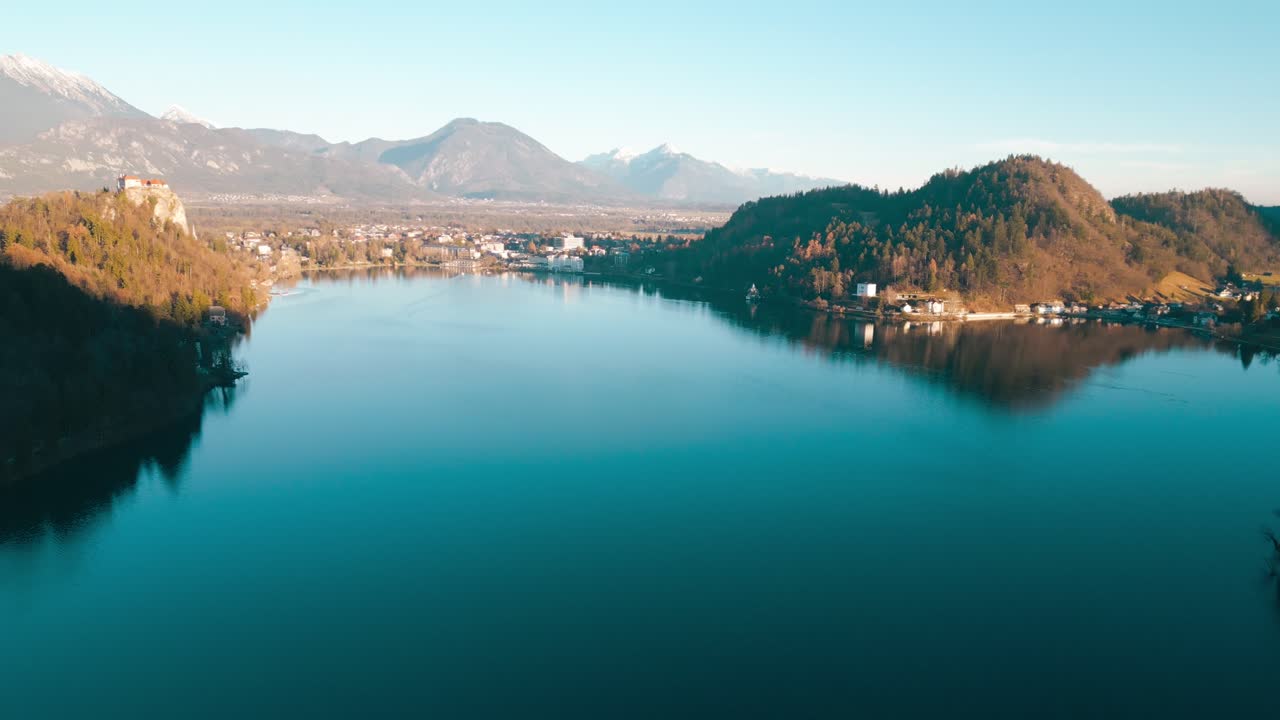 La telecamera si sposta sul magnifico lago di Bled in inverno. Il lago ospita l'iconico Castello di Bled arroccato sulla scogliera e la famosa isola con la chiesa.
