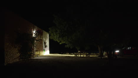 hombre volviendo a casa por la noche