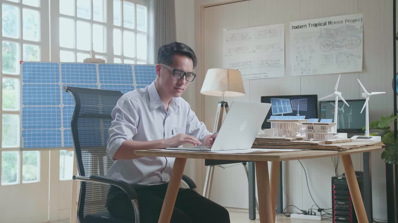 지속 가능한 열대 주택 설계 프로젝트를 수행하는 건축가