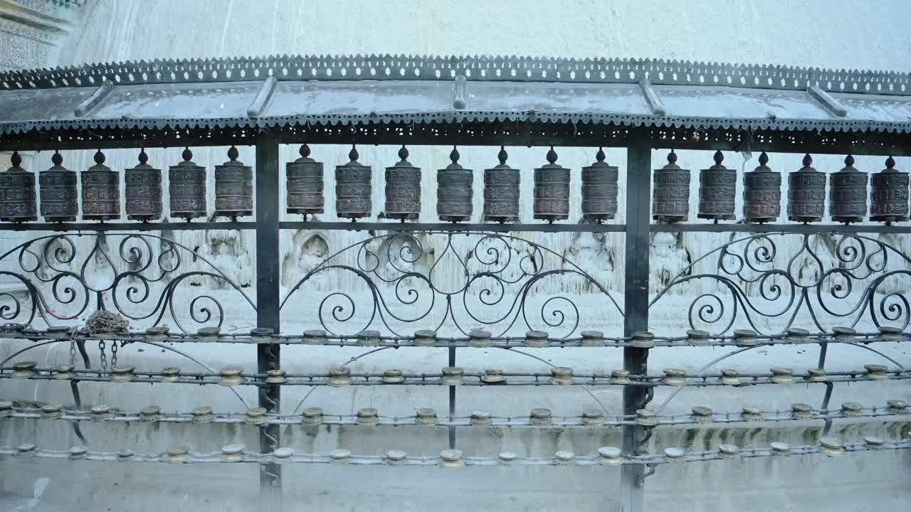 kathmandu ruedas de oración budista tibetana en nepal en el templo del mono, un templo budista utilizado para el budismo orando en un popular sitio de templo religioso budista, primer plano de ruedas girando