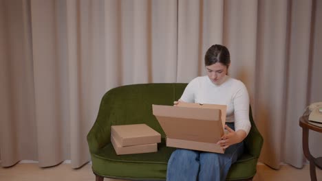 mujer desempaquetando paquetes en casa
