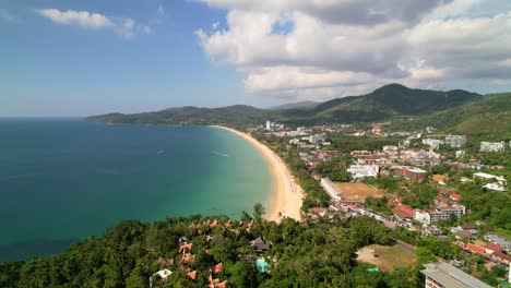 Wunderschöne-Landschaftsküste-Mit-Tropischem-Weißen-Sand-Am-Karon-Strand-In-Phuket,-Thailand,-An-Einem-Sonnigen-Sommertag-Rund-Um-Das-Blaue-Andamanenmeer