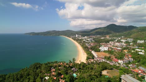 hermoso paisaje costero de arena blanca tropical playa karon en phuket tailandia en un día soleado de verano alrededor del mar azul de andaman
