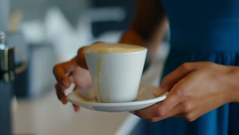 mujer ejecutiva sosteniendo una taza de café en la cafetería 4k