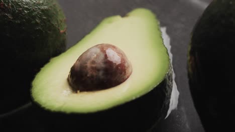 micro vídeo de primer plano de aguacates con espacio de copia en fondo gris