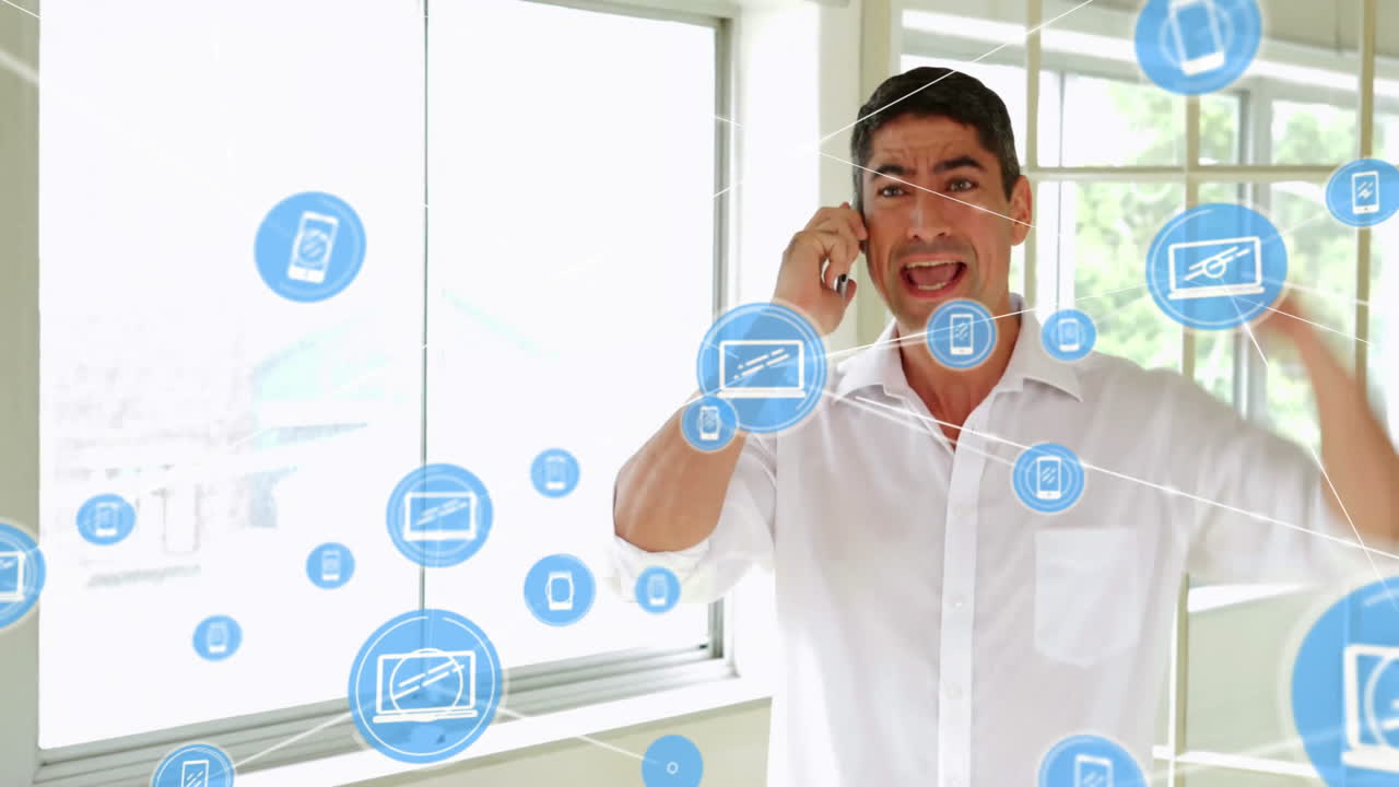 전화로 이야기하고, 소셜 미디어 아이콘과 함께 흥분 한 남자 사무실 배경에서 애니메이션