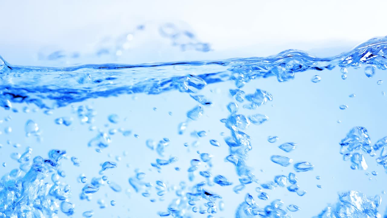 물 속의 많은 거품이 가까이에서, 느린 움직임의 거품과 함께 추상적인 물 파동