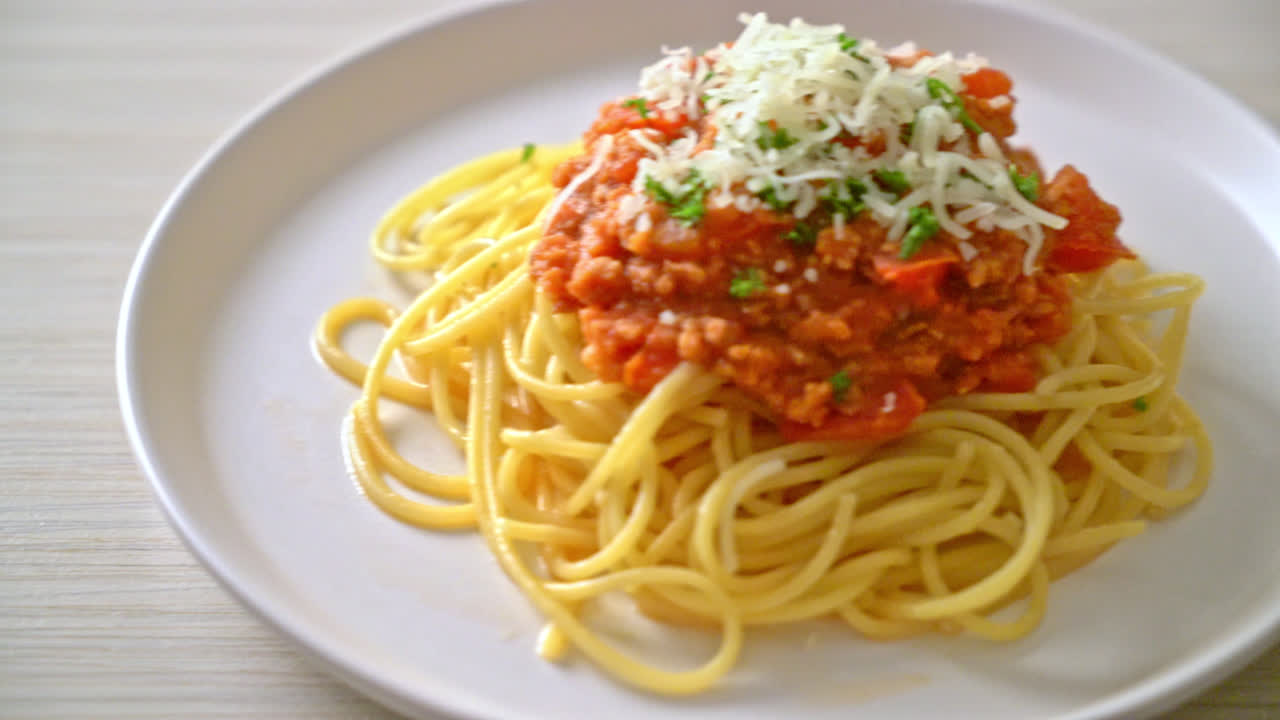 스파게티 볼로냐 돼지고기 또는 다진 돼지고기 토마토 소스를 곁들인 스파게티 - 이탈리아 음식 스타일