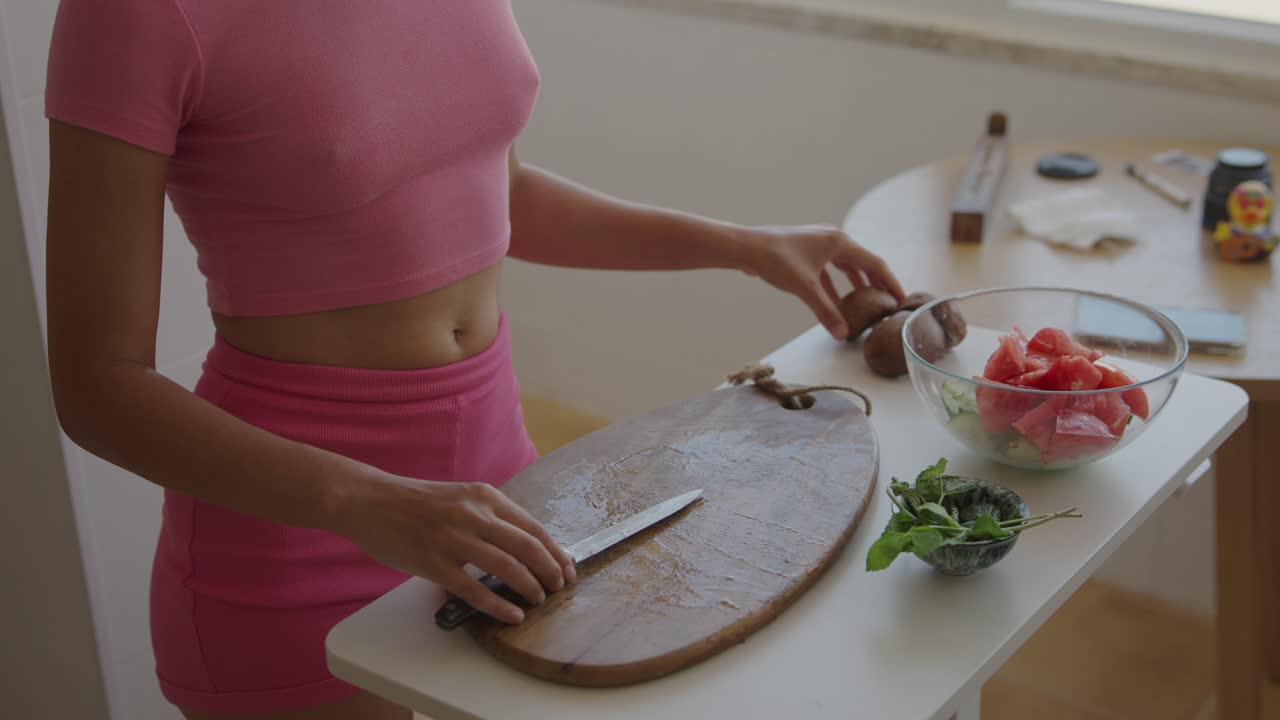 Donna che prepara un'insalata in cucina