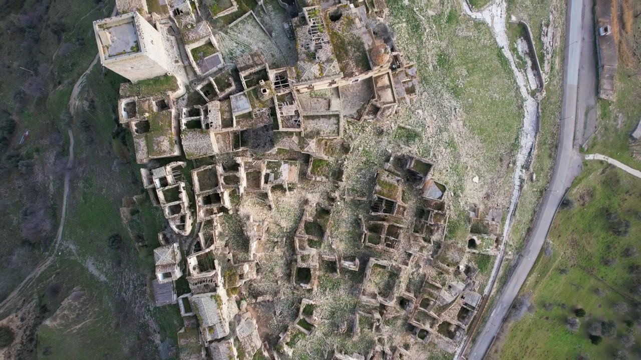Craco é uma cidade abandonada na Basilicata, Sul da Itália. A cidade fantasma foi atingida por um deslizamento de terra na década de 1960, forçando os habitantes a deixar suas casas.