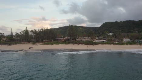 Weißer-Sandstrand-An-Der-Nordküste-Der-Insel-Oahu-Mit-Bergen-Im-Hintergrund,-Hawaii