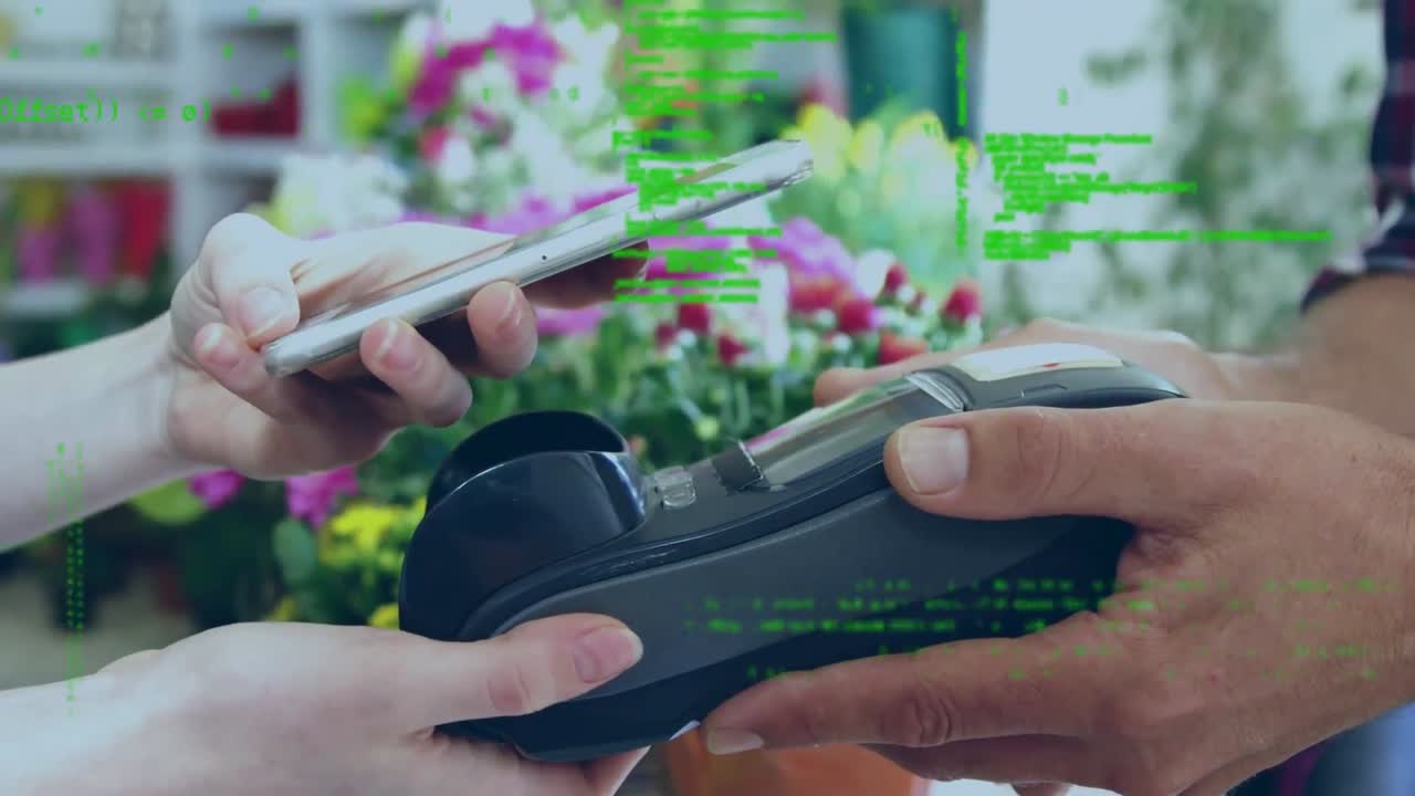 animación del procesamiento de datos sobre una mujer caucásica pagando con un teléfono inteligente