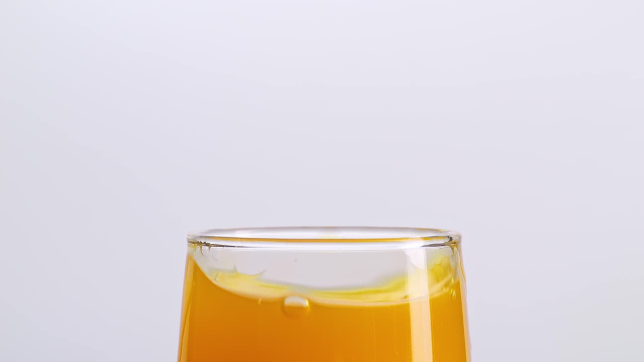 Succo d'arancia in un bicchiere