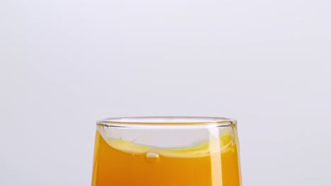 jugo de naranja en un vaso