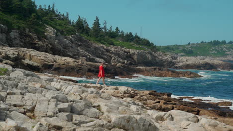 Mujer-Caminando-En-La-Costa-Oceánica-De-Canadá