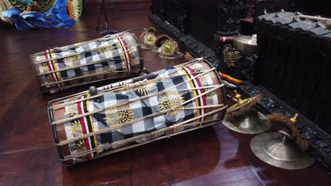 Kendang,-Traditional-Percussion-Drums-from-Balinese-Gamelan-Music-Displayed-Onstage