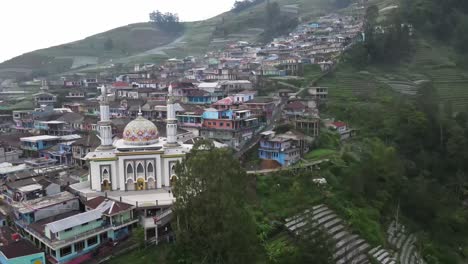 vista aérea desde el punto de vista de la mezquita, nepal van java que es un pueblo turístico en las laderas del monte sumbing, magelang, java central