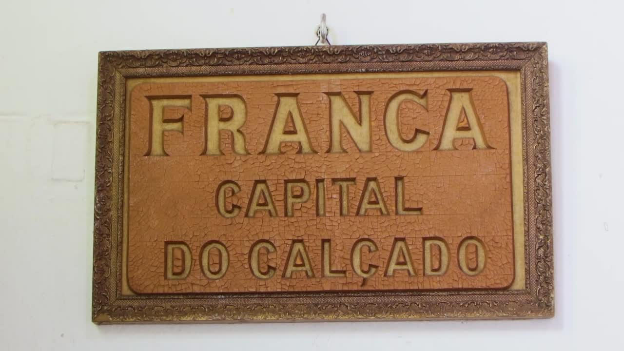 letrero de cuero de franca la capital del calzado, en el museo jose chiachiri