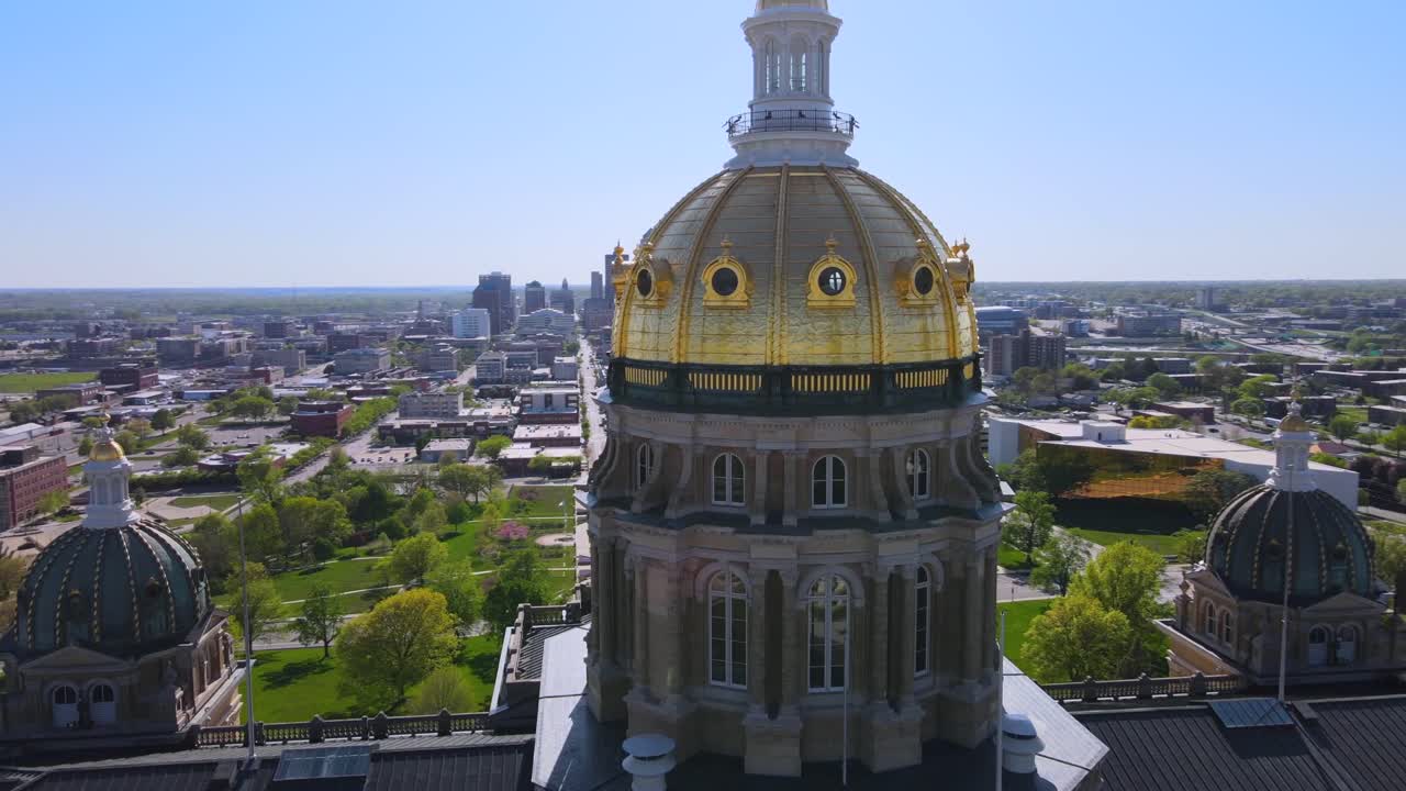 디모인에 있는 아이오와 주 의사당 건물의 아주 좋은 공중 드론 영상