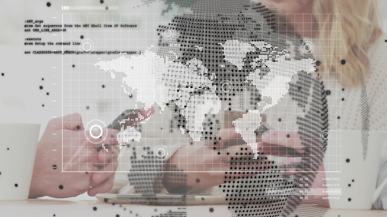 animación del globo con procesamiento de datos sobre mujeres caucásicas que usan teléfonos inteligentes