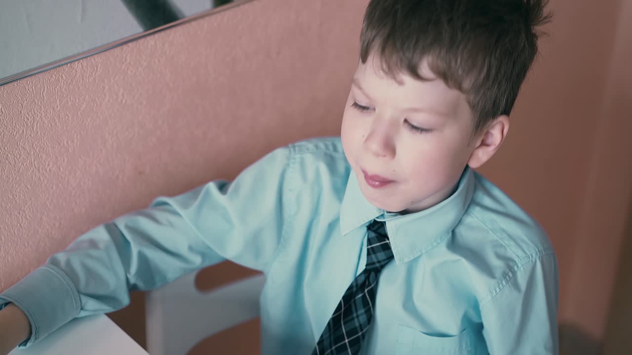 학교 유니폼을 입은 아이가 학교에 가기 전에 아침 식사 3