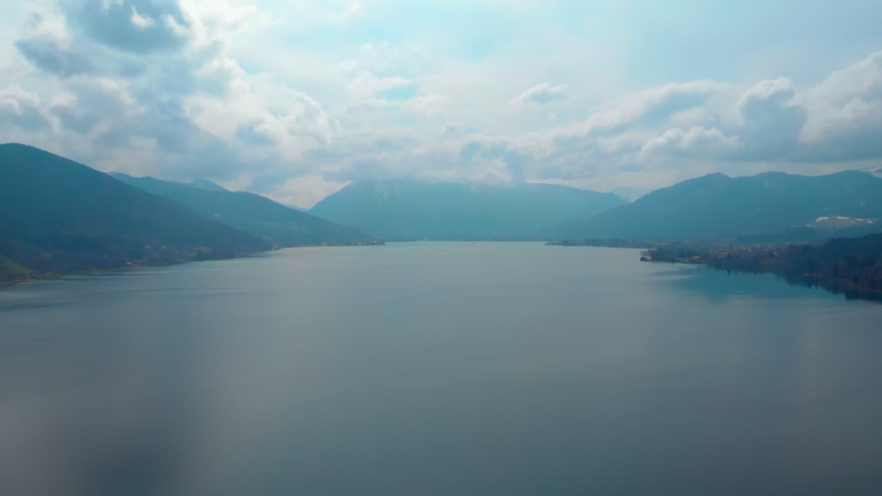 느린 공중 팬, 높은 곳에서 본 흐린 날의 tegernsee