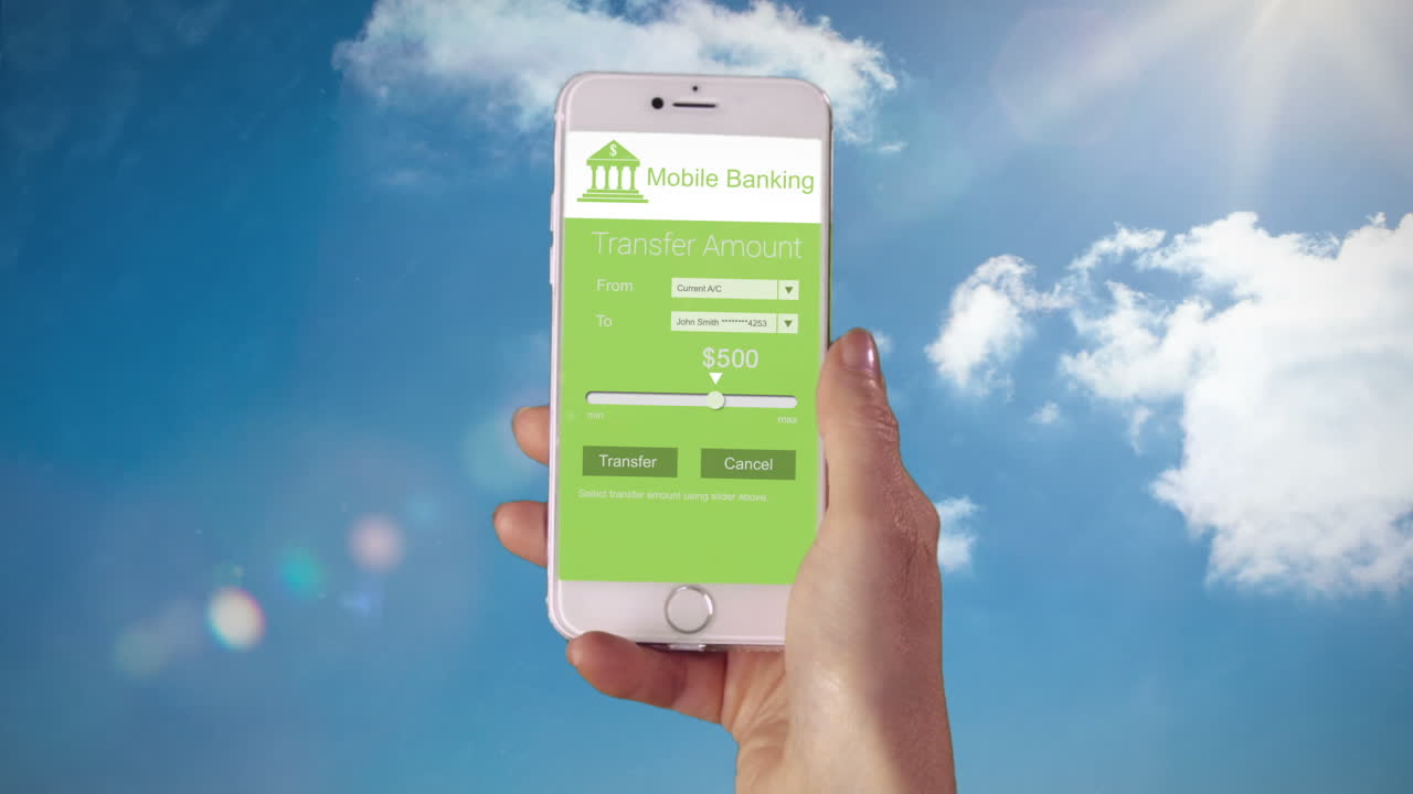 mujer usando banca móvil en su teléfono