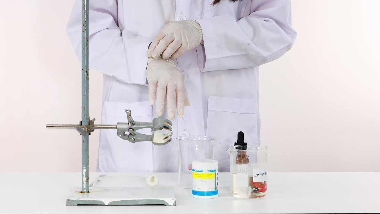 científico lleva a cabo experimentos con productos químicos y equipos