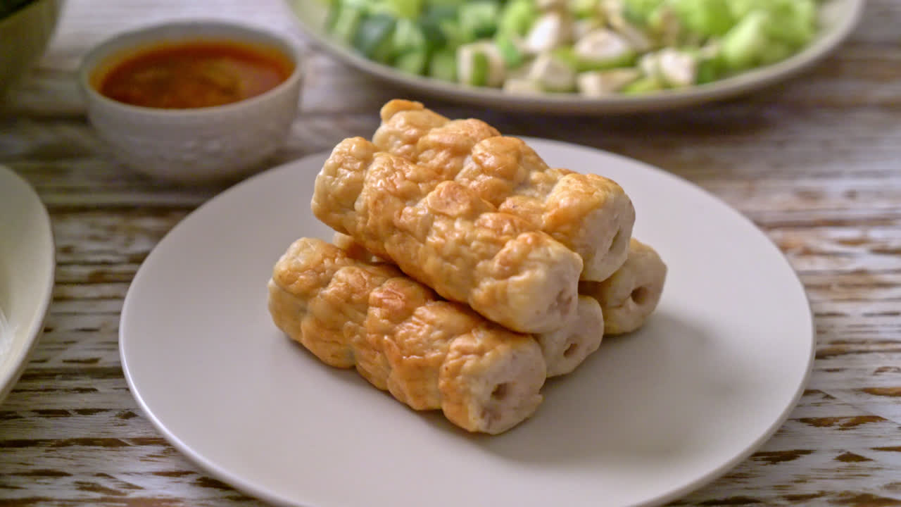 albóndigas de cerdo vietnamita con envolturas de verduras - cultura alimentaria tradicional vietnamita