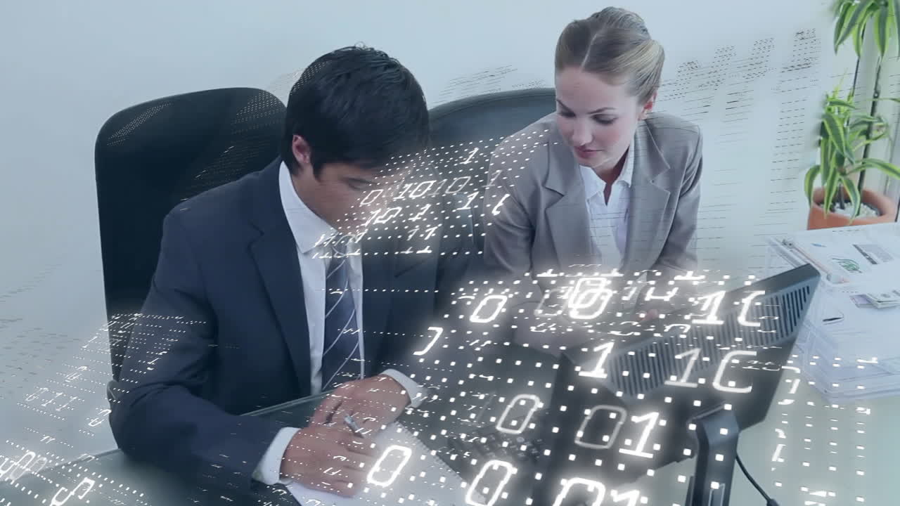 animación de procesamiento de datos de codificación binaria sobre diversas personas de negocios en la oficina.