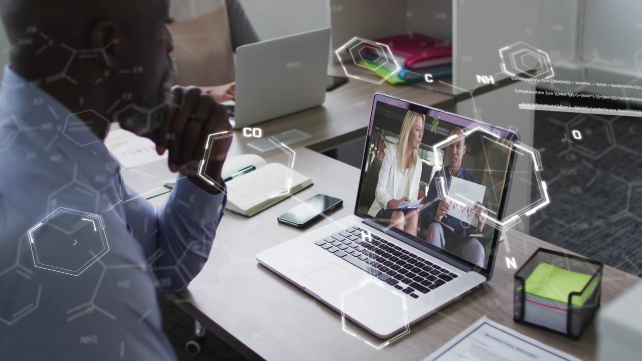 Vertikal video: Mand ser på bærbar computer, fjernløfter papir, hvilket udløser hex-kode-overlays til IT-analyse