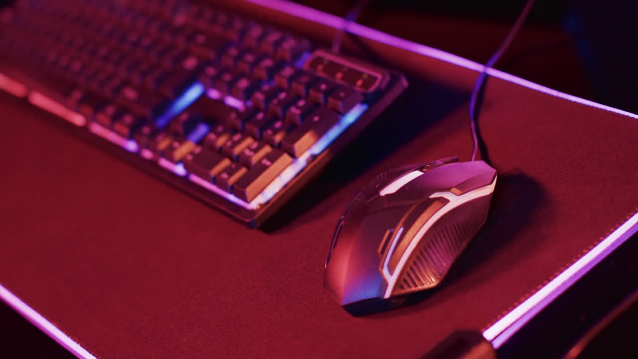 video de computadora de juegos y equipos de juegos en el escritorio con espacio de copia en fondo de neón