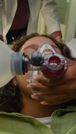 paciente que recibe terapia respiratoria