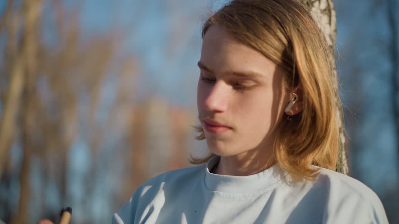 Молодые люди, погруженные в естественную музыкальную среду; молодежь, занимающаяся музыкой на фоне живописных пейзажей; подростки, ощущающие гармонию музыки и природы на открытом воздухе