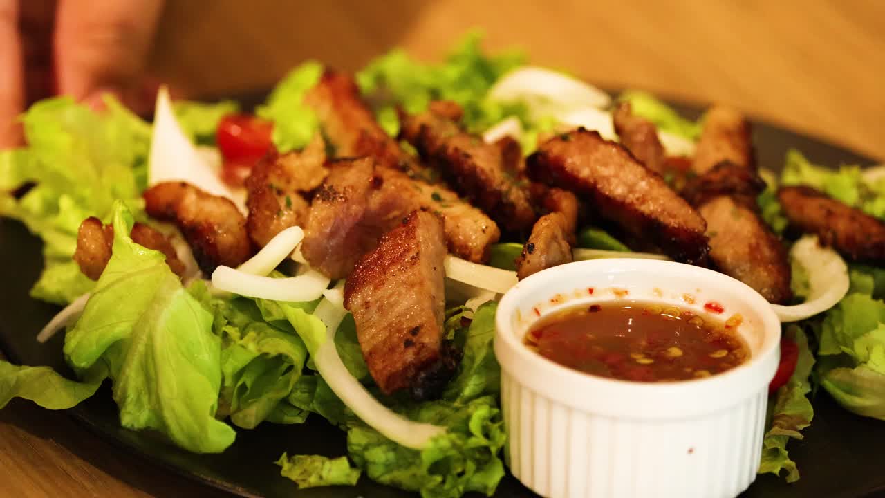 deliciosa ensalada de cerdo a la parrilla con salsa de inmersión