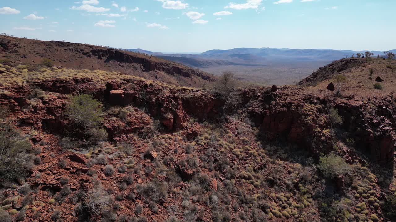 hombre admirando el panorama en el borde de la montaña durante la aventura de senderismo, desierto de australia occidental
