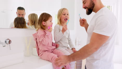 familia cepillándose los dientes juntos