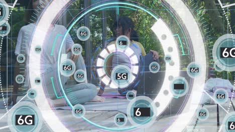 animación de procesamiento de datos y textos 6g sobre madre y hija asiáticas en el jardín