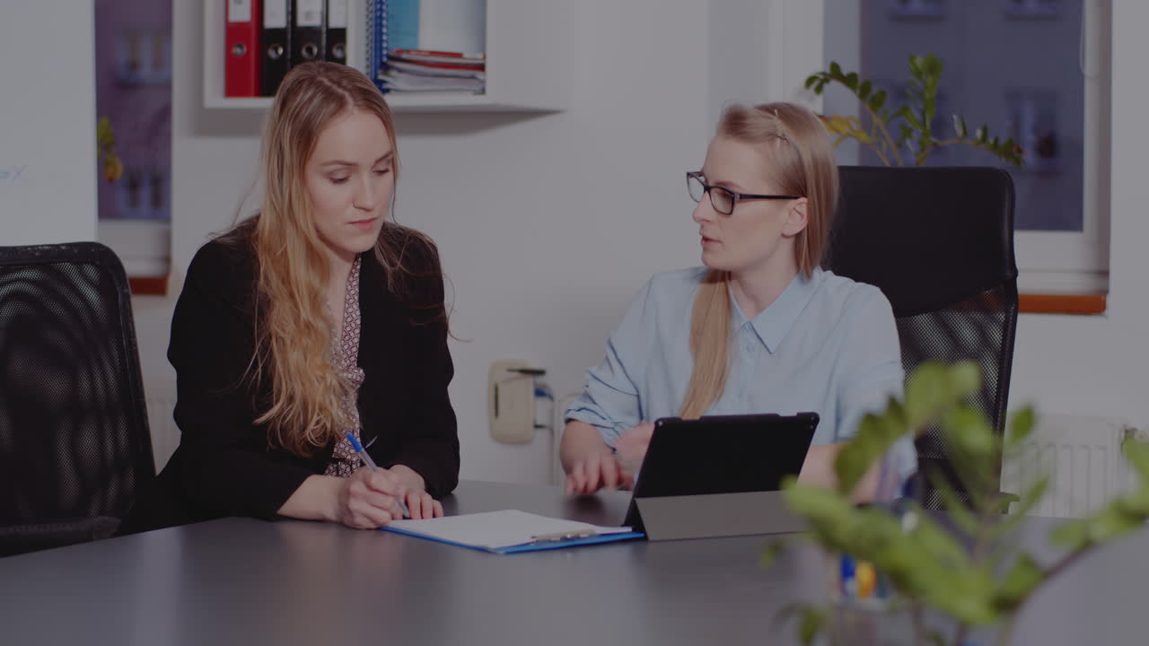 деловая встреча вектор бесплатно Скачайте