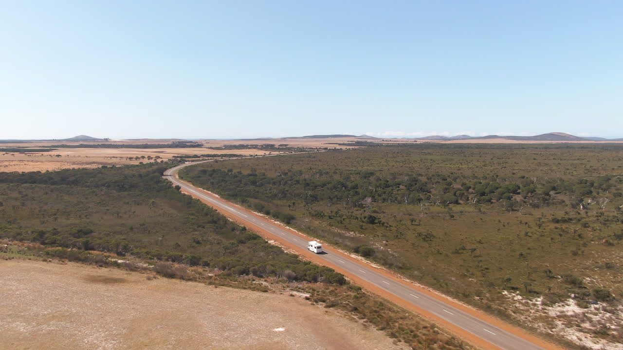 서부 호주의 마가렛 강에서 빈 도로를 운전하는 캠퍼밴