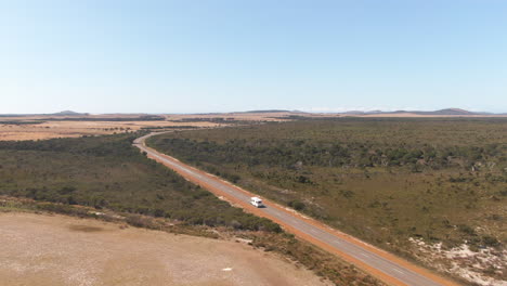 Wohnmobil-Fährt-über-Eine-Leere-Straße-Im-Margaret-River-In-Westaustralien