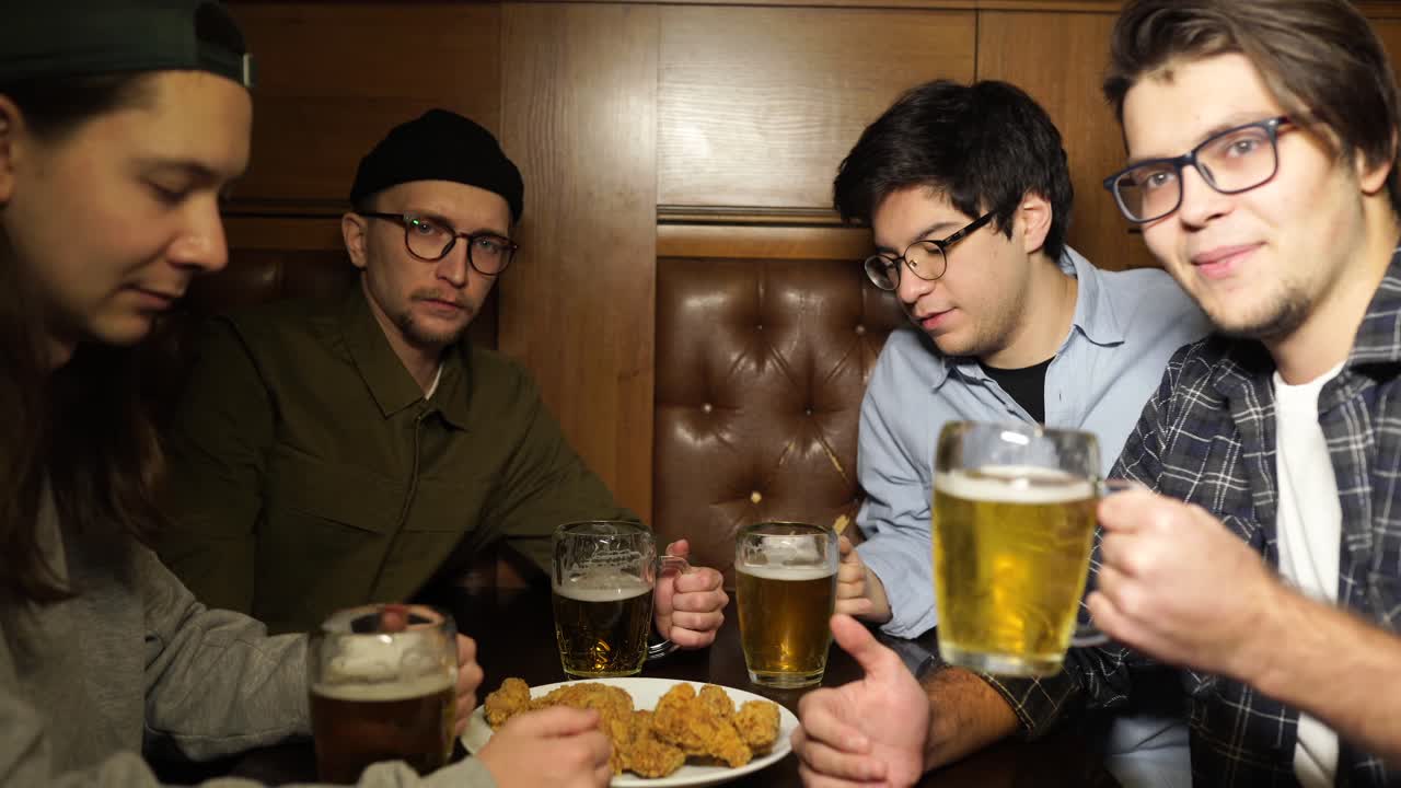 친구 들 이 맥주 와 김 을 마시며 축하 하고 있다