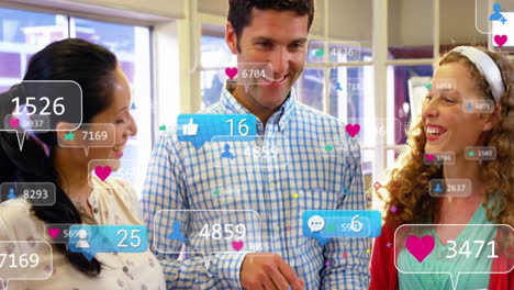 animación de iconos de redes sociales sobre diversos colegas discutiendo en la computadora portátil en la oficina.