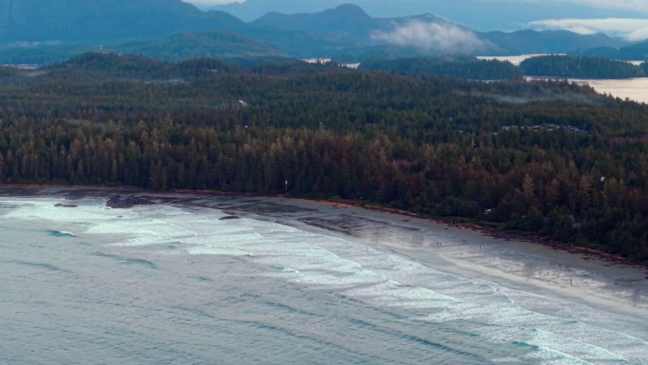 tomada de drone de tofino en la isla de vancouver que muestra colores de otoño, costa escarpada y olas del océano en una vista aérea panorámica.
