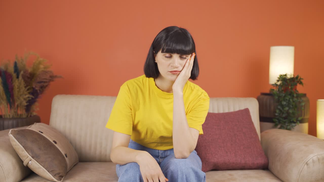 落ち込んだ様子でカメラを見る女性