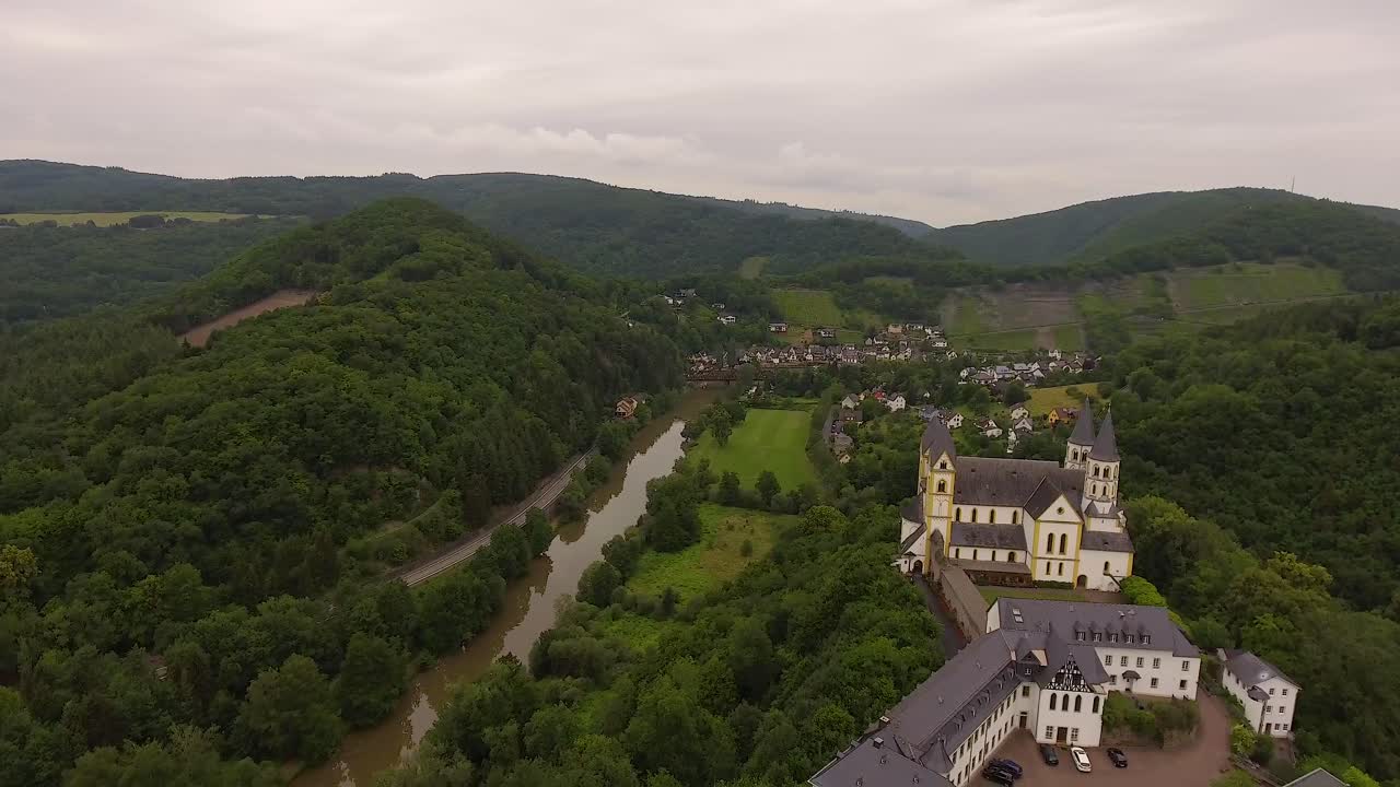 Droneflyvning over tysk kloster