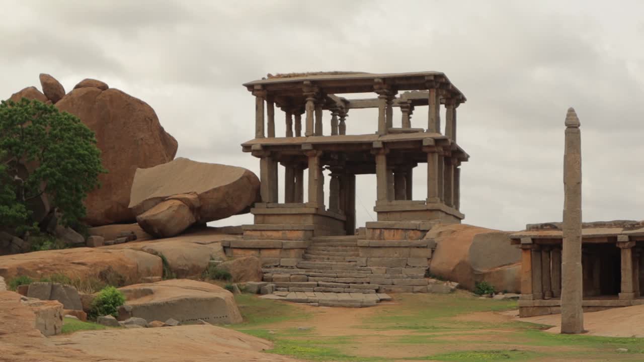 mandapa de dos pisos o puerta de entrada de dos pisos en el suroeste del templo vitthala, hampi, india